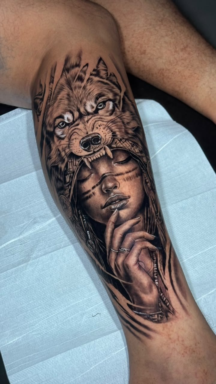 Tatuagem realista de mulher com cocar de lobo em black and gray