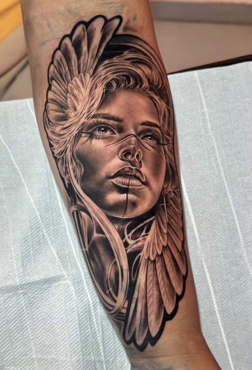 Retrato realista de mulher com asas em black and gray