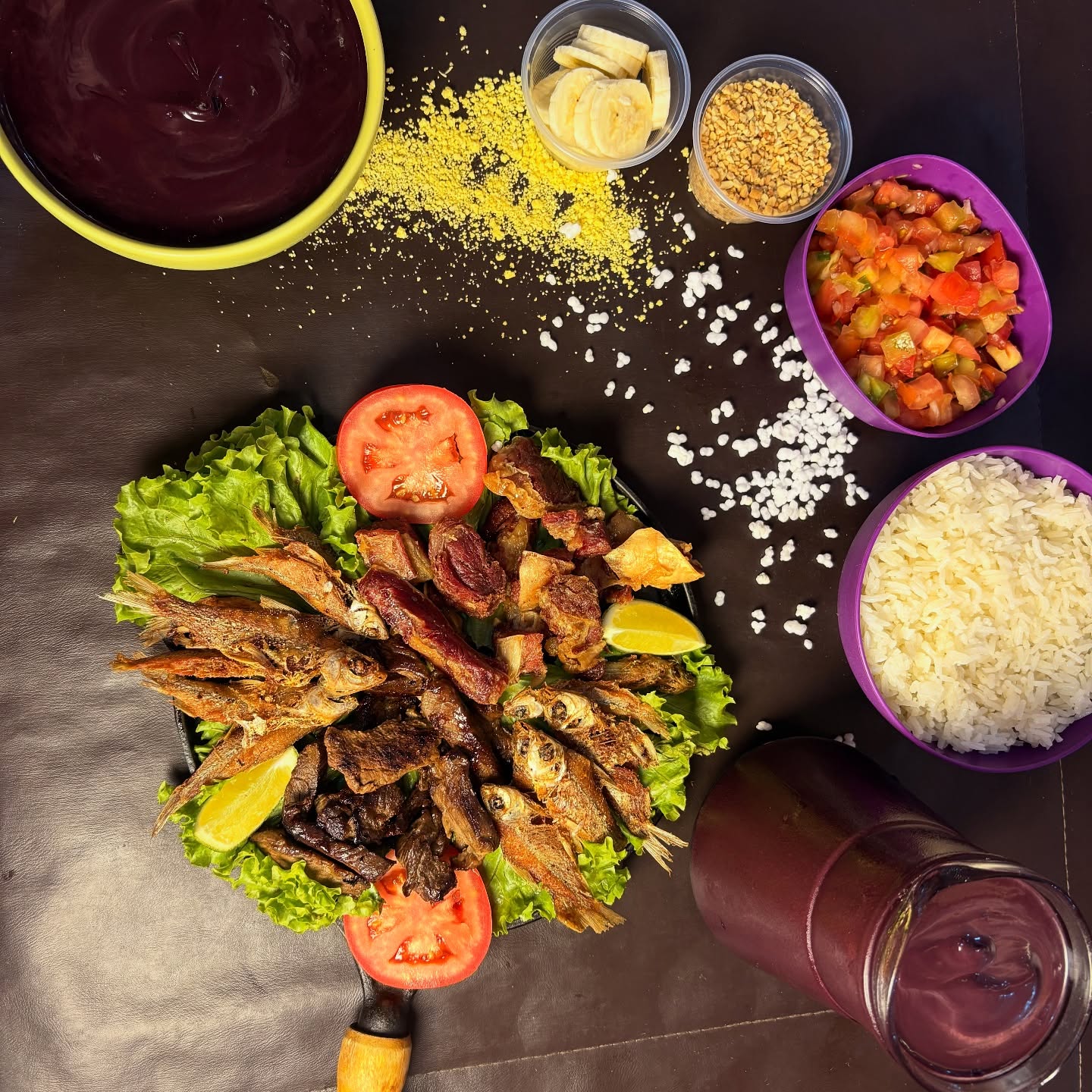Jantinha da Geerrê com peixe frito, carne, arroz e açaí
