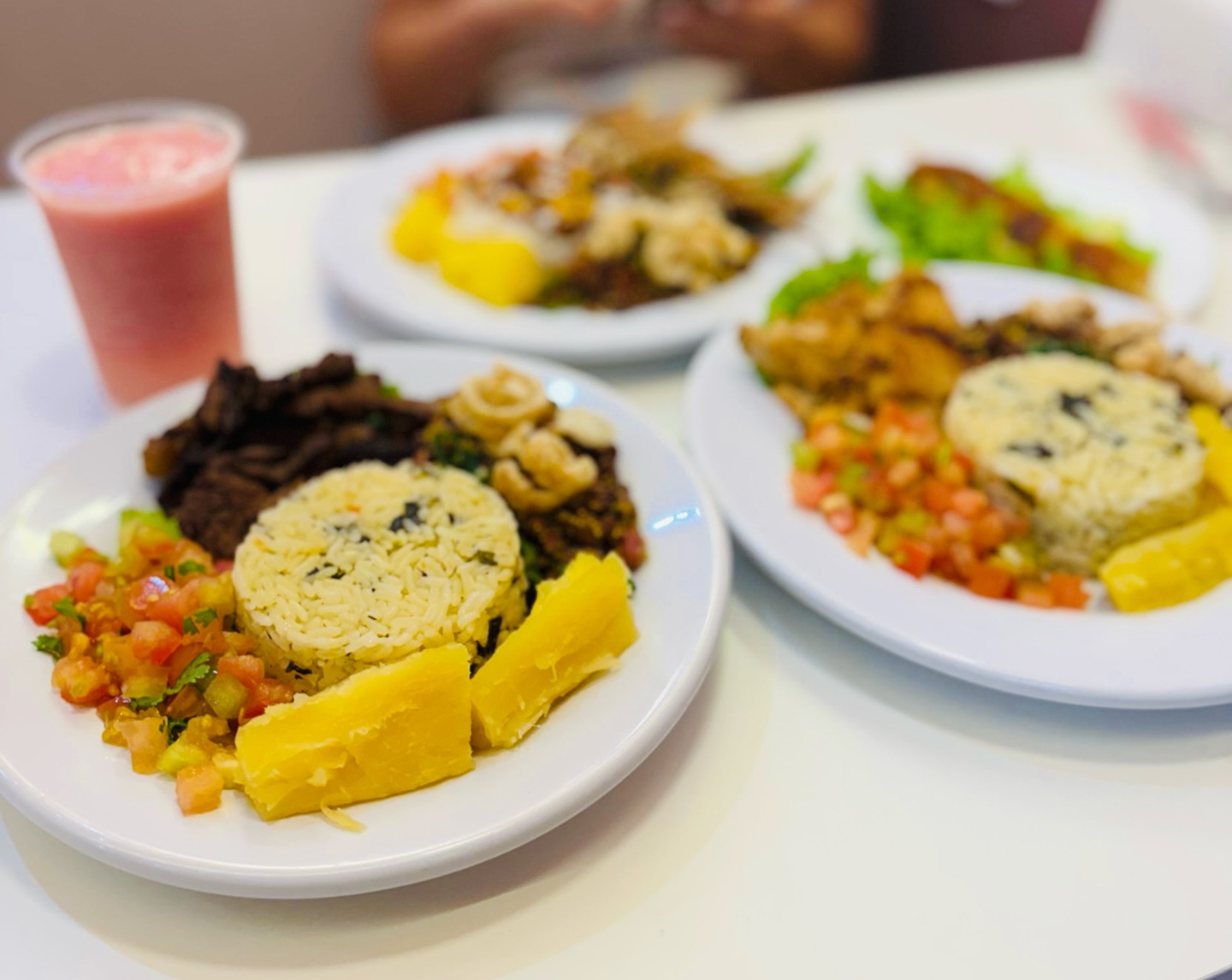Pratos de jantinha com suco de morango na mesa da Geerrê