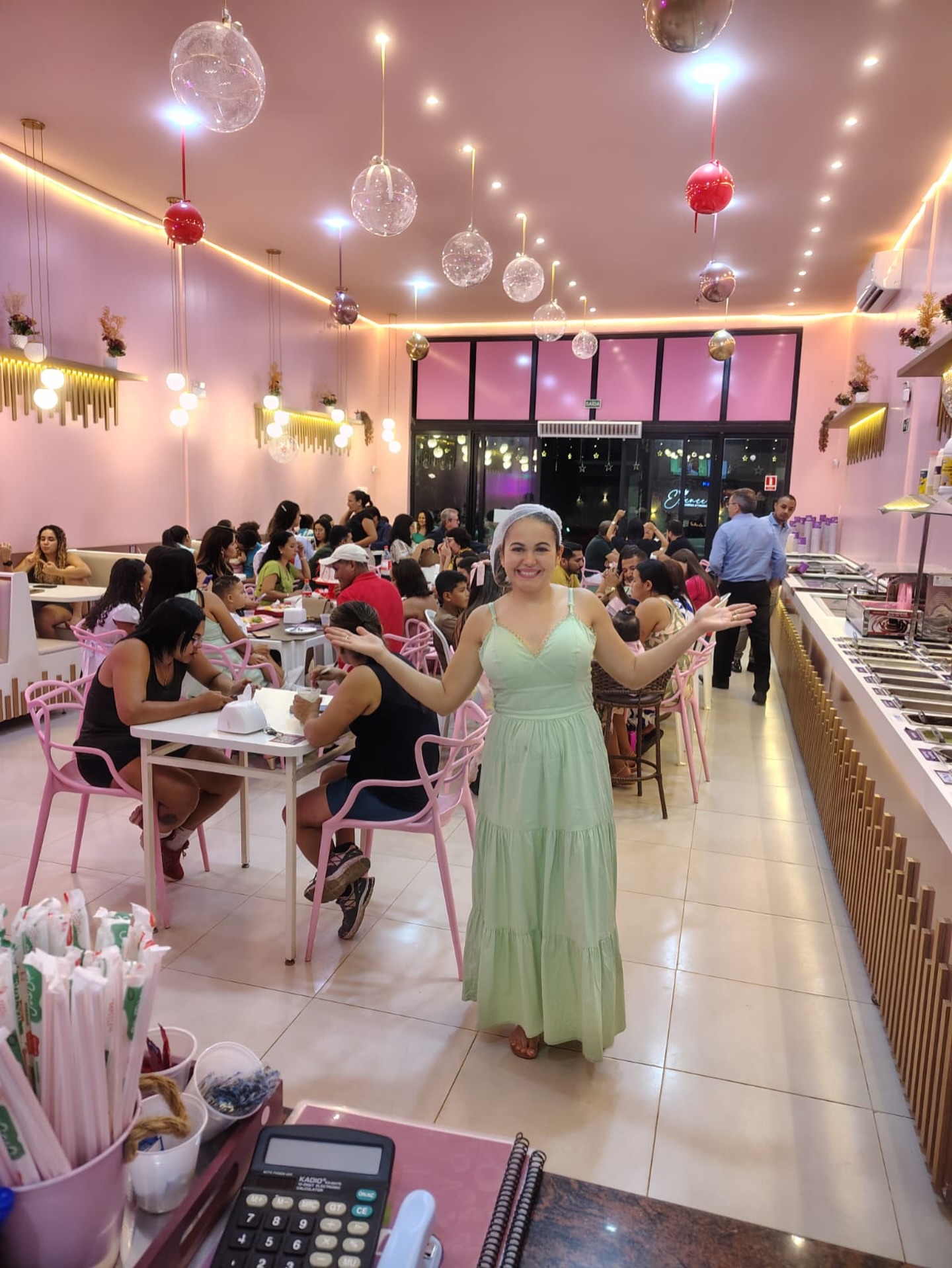 Salão da Açaiteria Geerrê cheio à noite com iluminação rosa