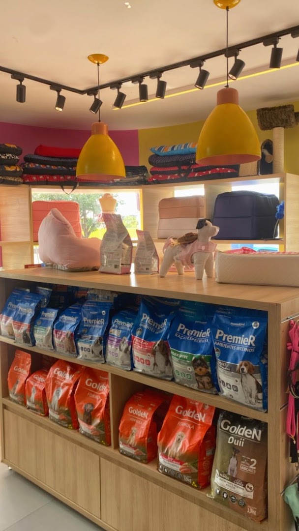 Interior colorido da loja com produtos