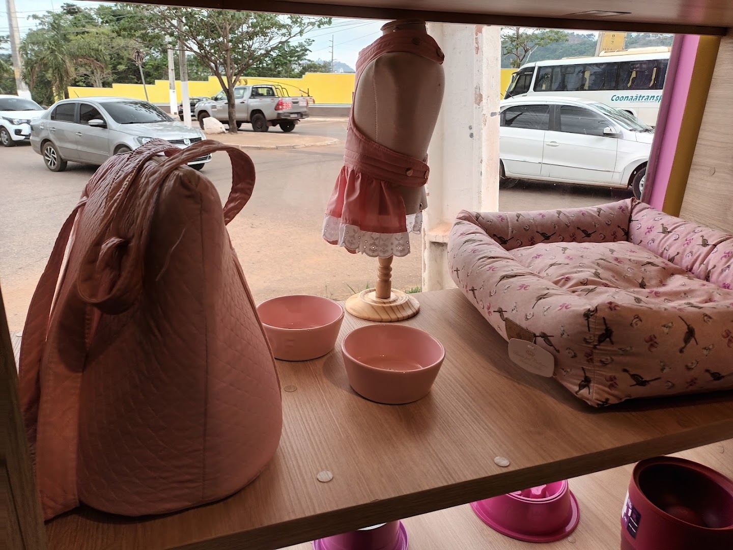 Roupinhas e caminhas para pets