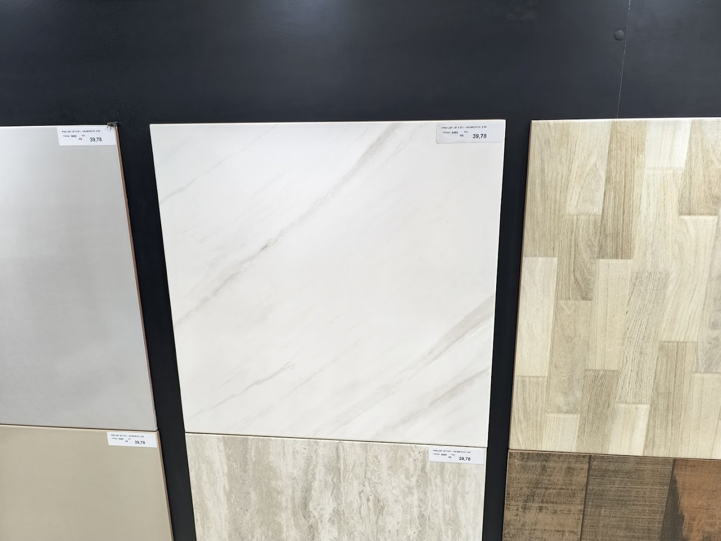 Porcelanato marmorizado branco visto de perto