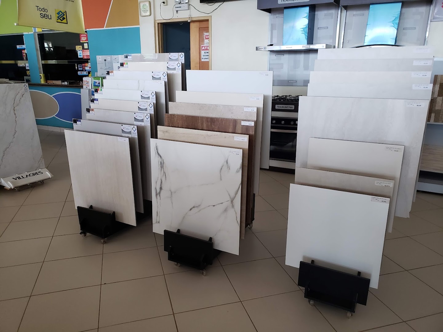 Mostruário de porcelanato marmorizado branco em pé na loja Guinhazi em Marabá