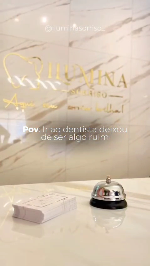 Balcão de mármore da recepção com a marca em dourado