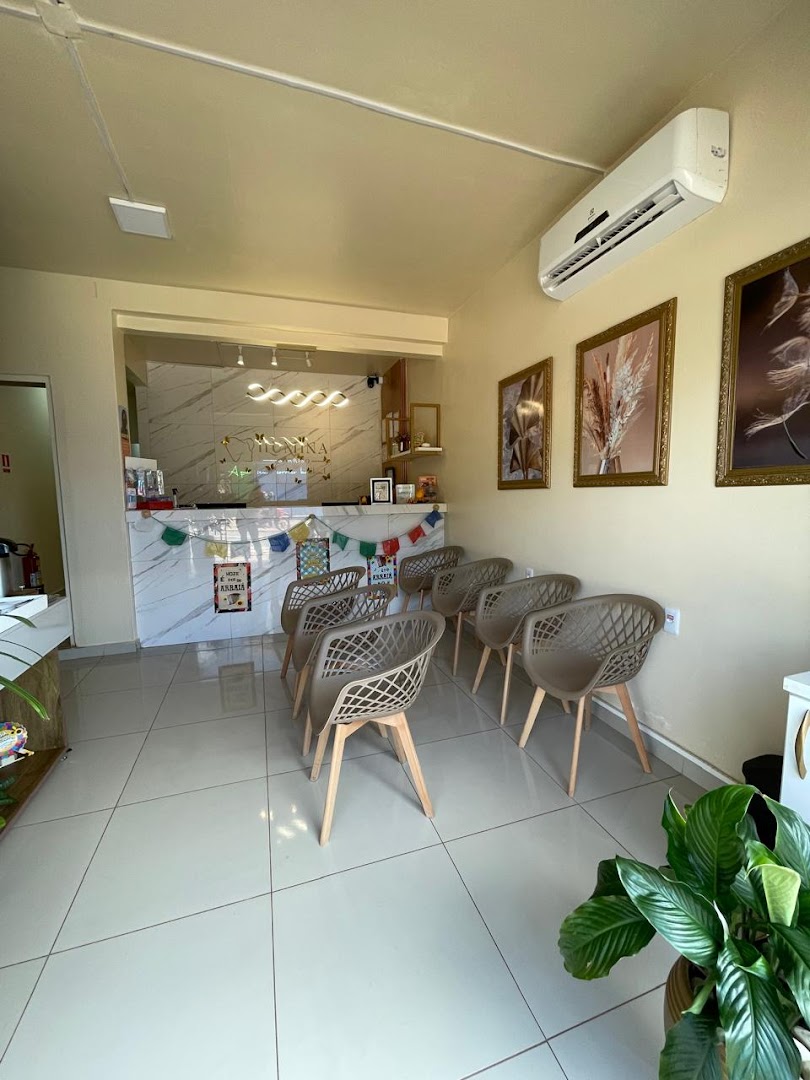 Sala de espera com poltronas e quadros na parede