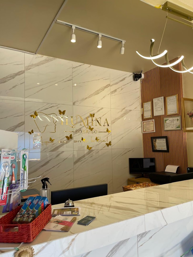 Recepção com a marca Ilúmina Sorriso na parede de mármore