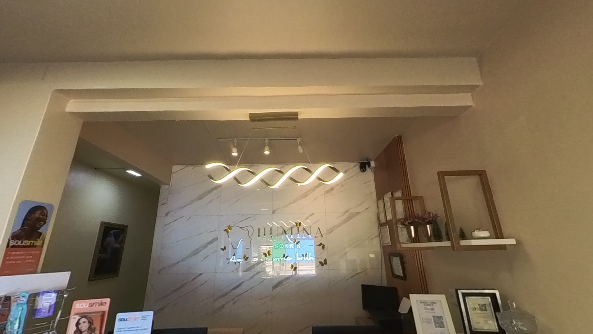 Ambiente interno da clínica com iluminação decorativa