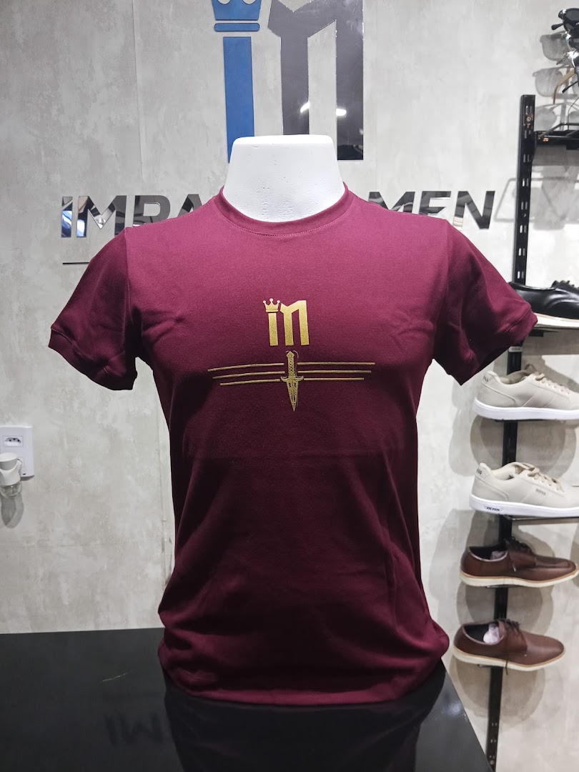 Camiseta bordô da marca Impacto Men no manequim