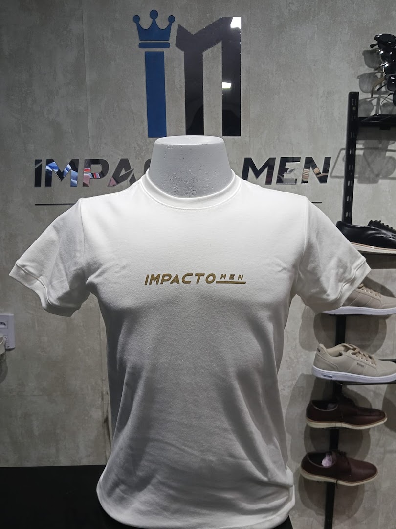 Camiseta branca da marca Impacto Men no manequim, com a assinatura da marca