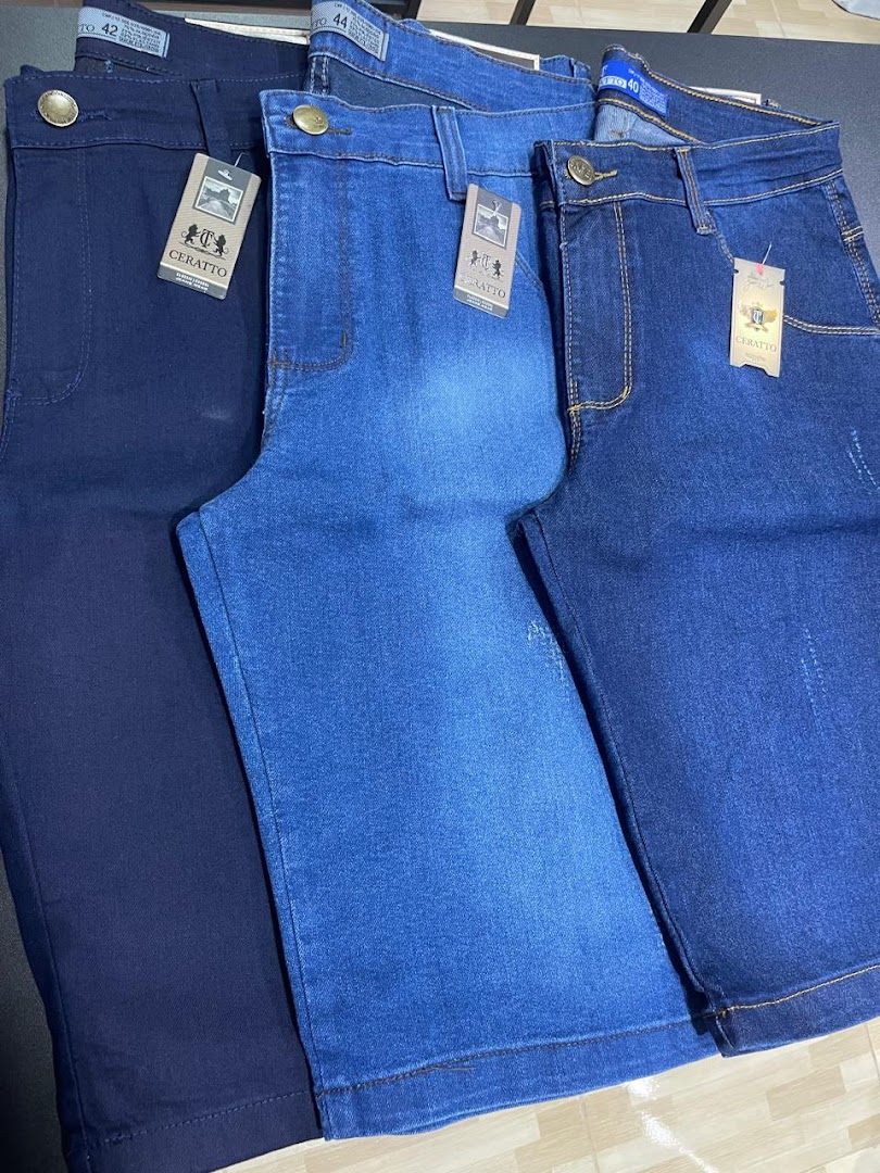 Calças jeans masculinas em tons de azul, do claro ao escuro