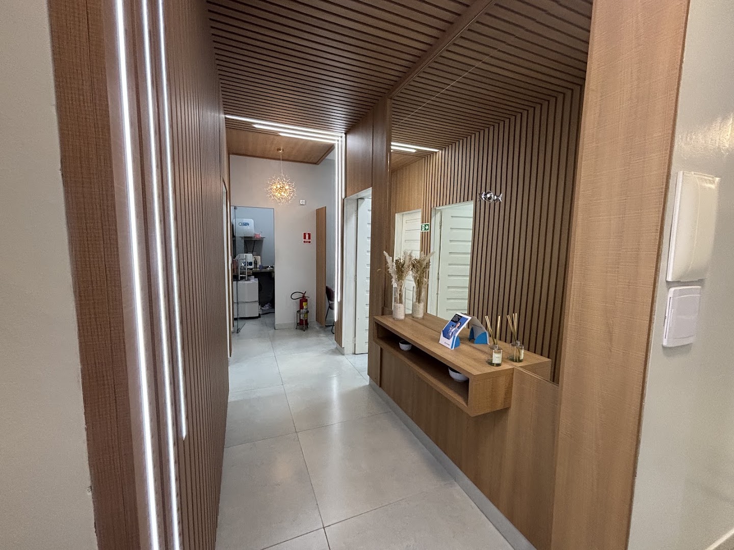 Corredor moderno com acabamento em madeira