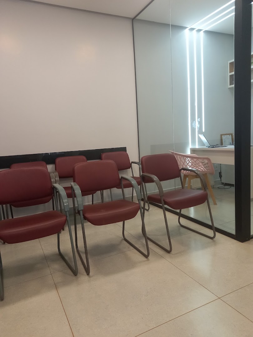 Sala de espera confortável com poltronas