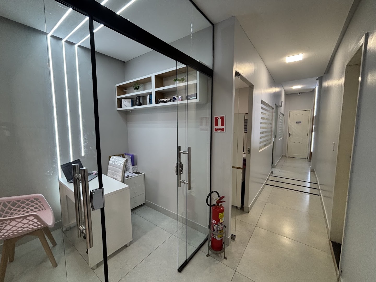 Corredor da clínica com acabamento moderno em vidro