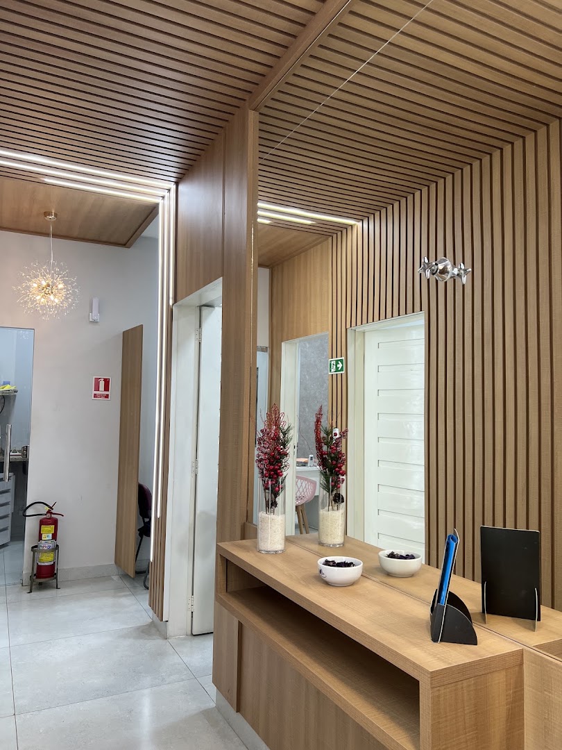 Recepção elegante da clínica com detalhes em madeira e flores