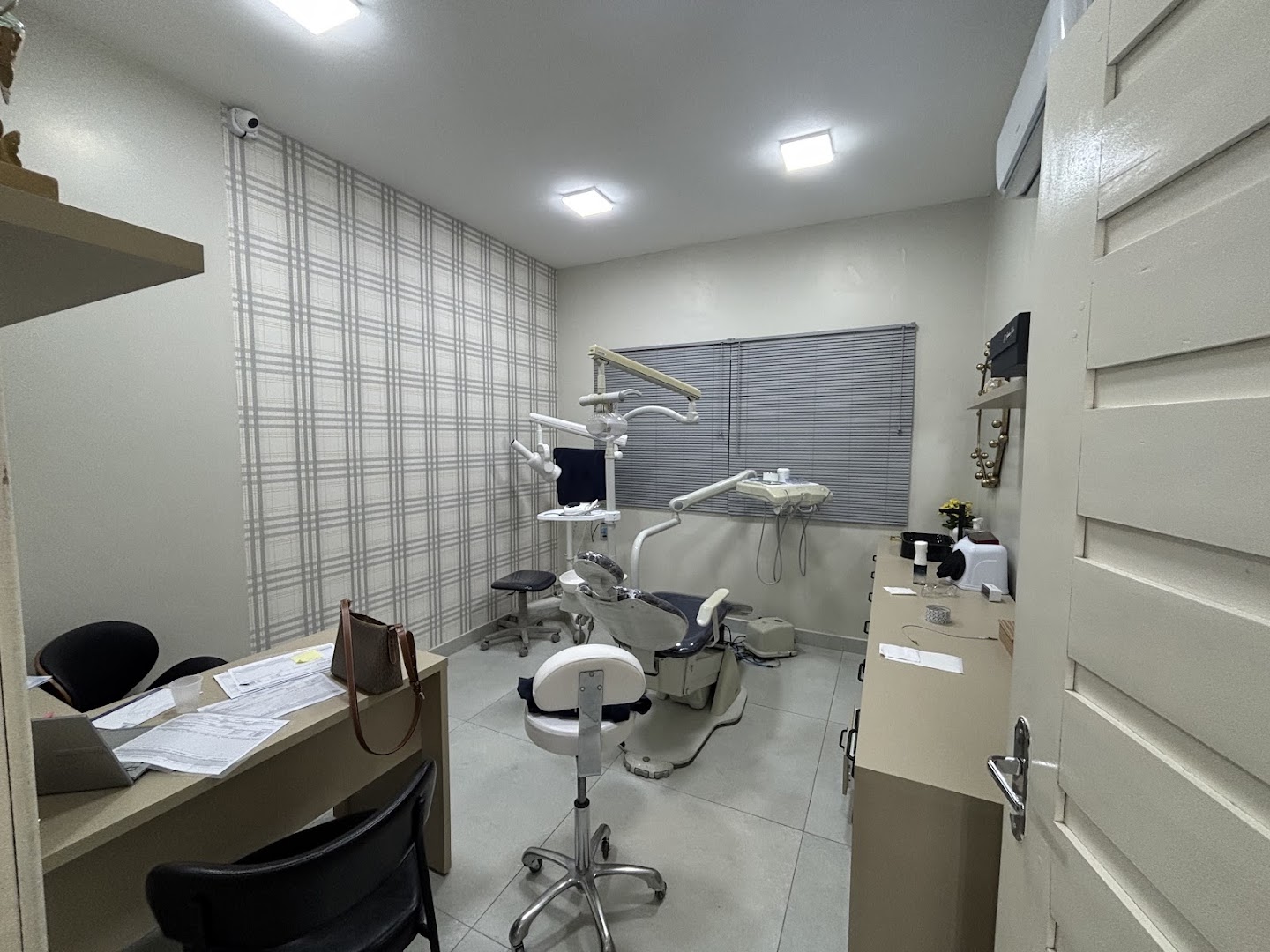 Sala de atendimento odontológico equipada