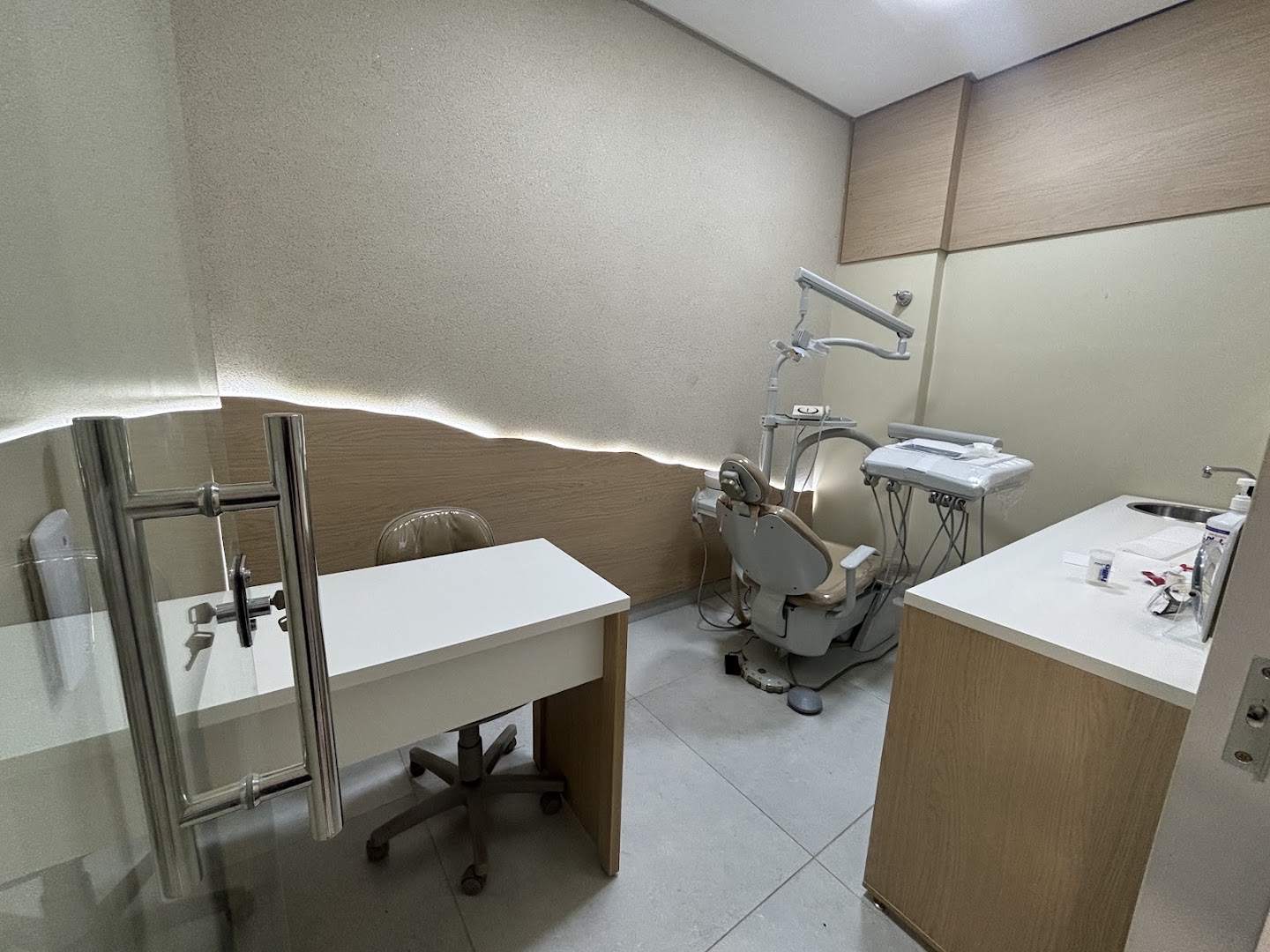 Consultório com equipamentos e ambiente clean