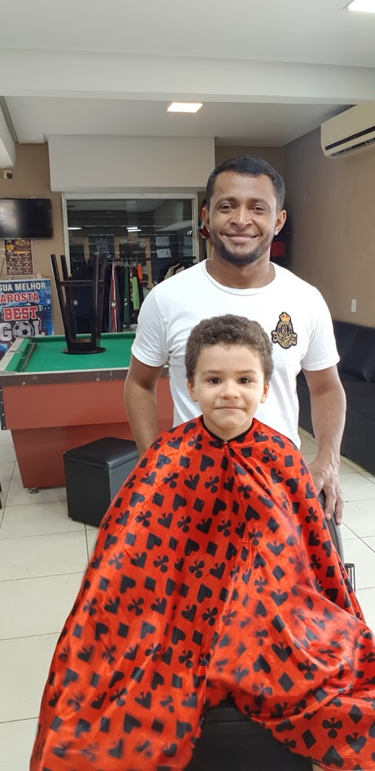 James com cliente mirim, sinuca ao fundo