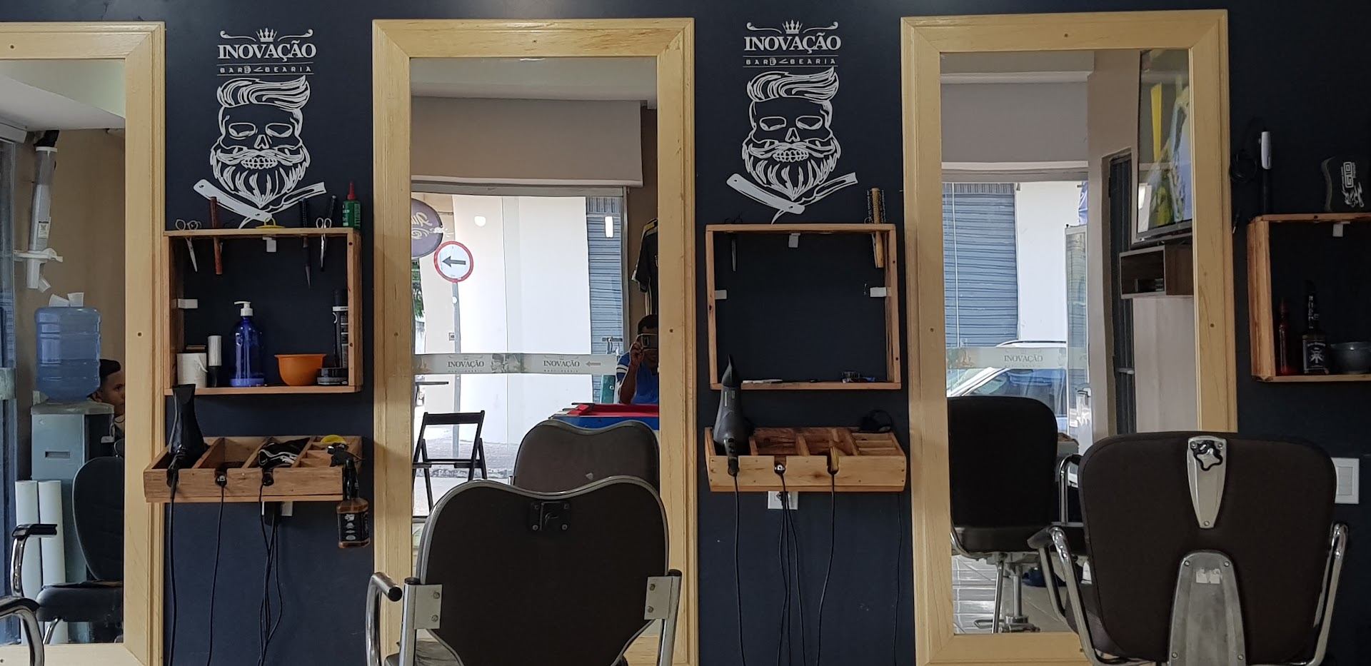 Entrada da Barbearia do James