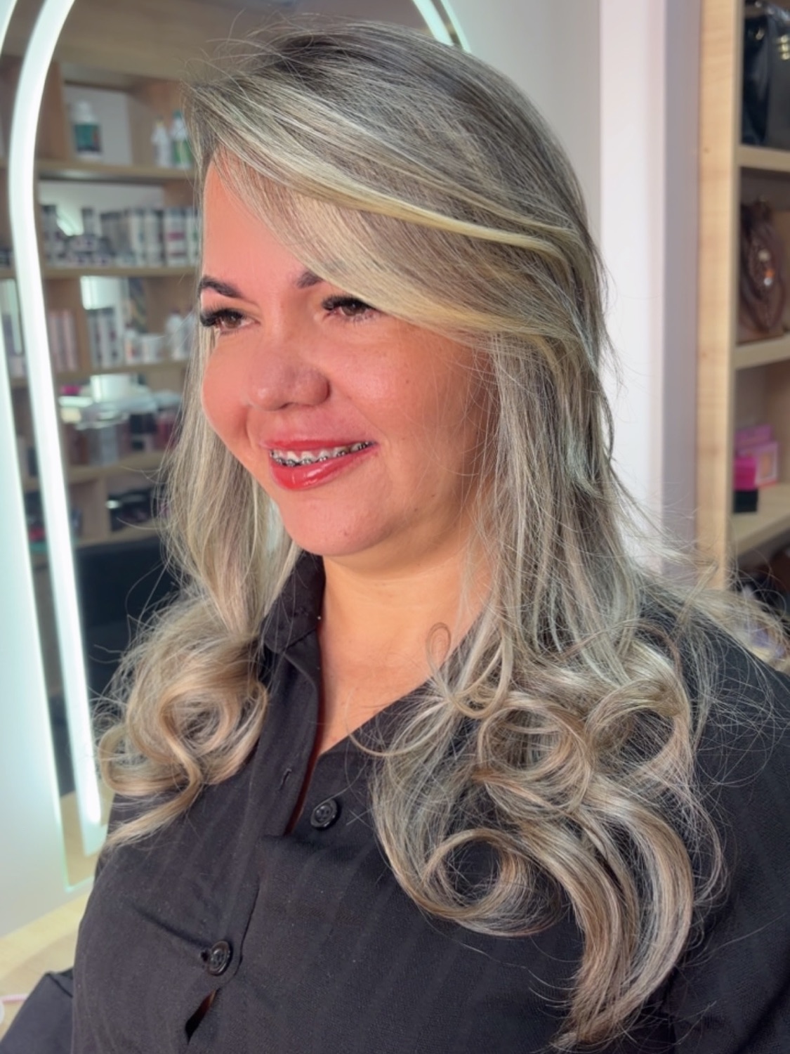 Loiro acinzentado com mechas