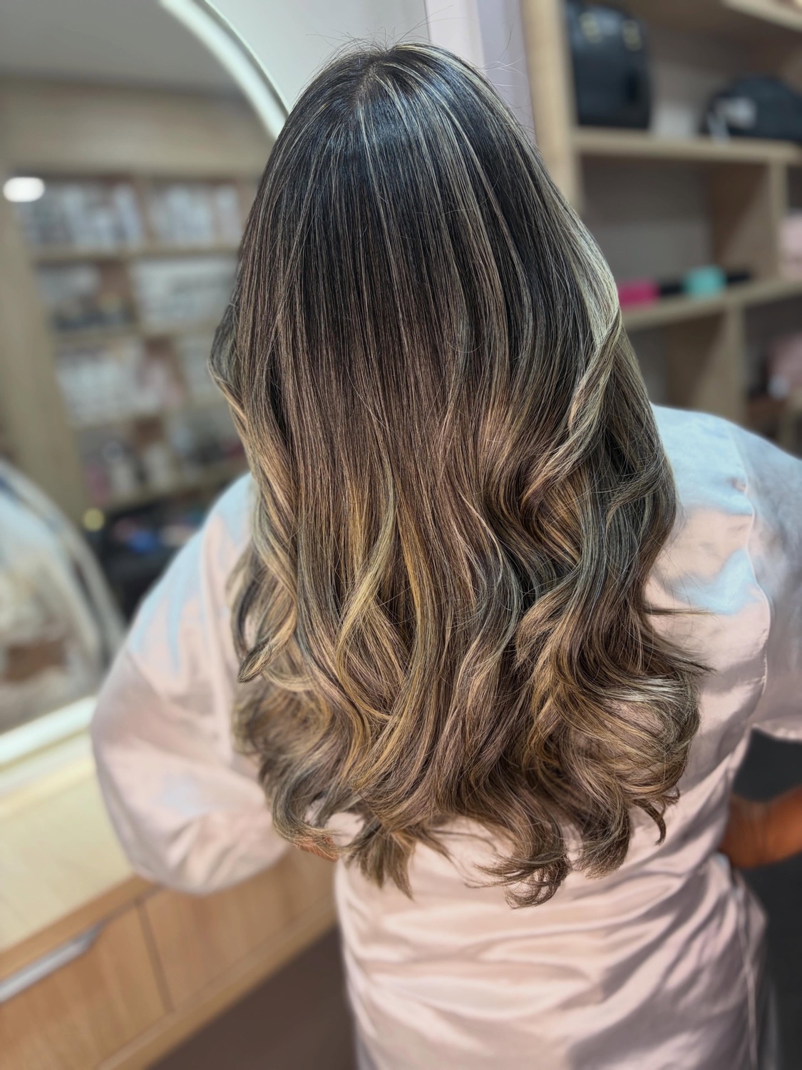 Morena iluminada com mechas caramelo