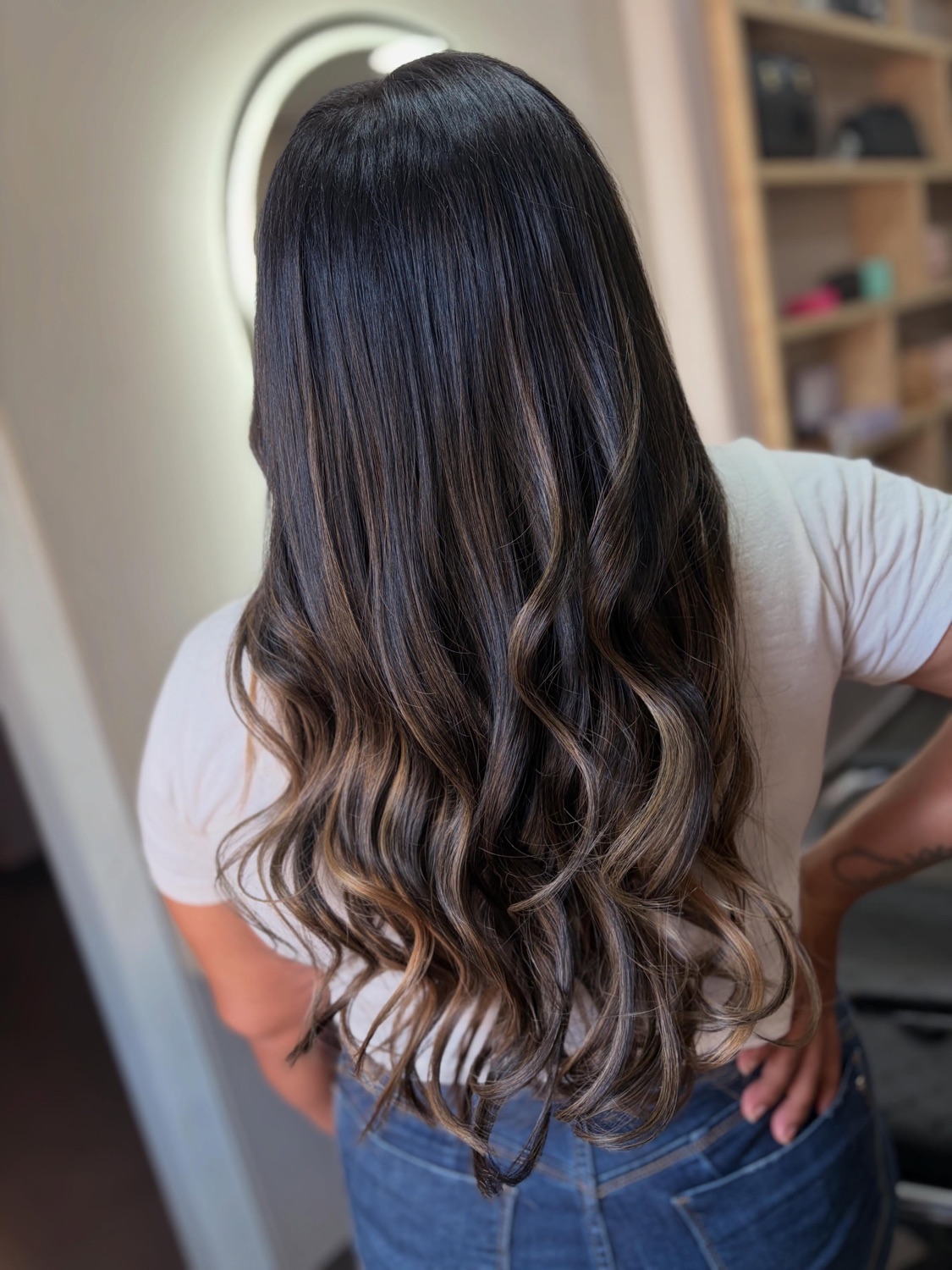 Morena iluminada com ondas