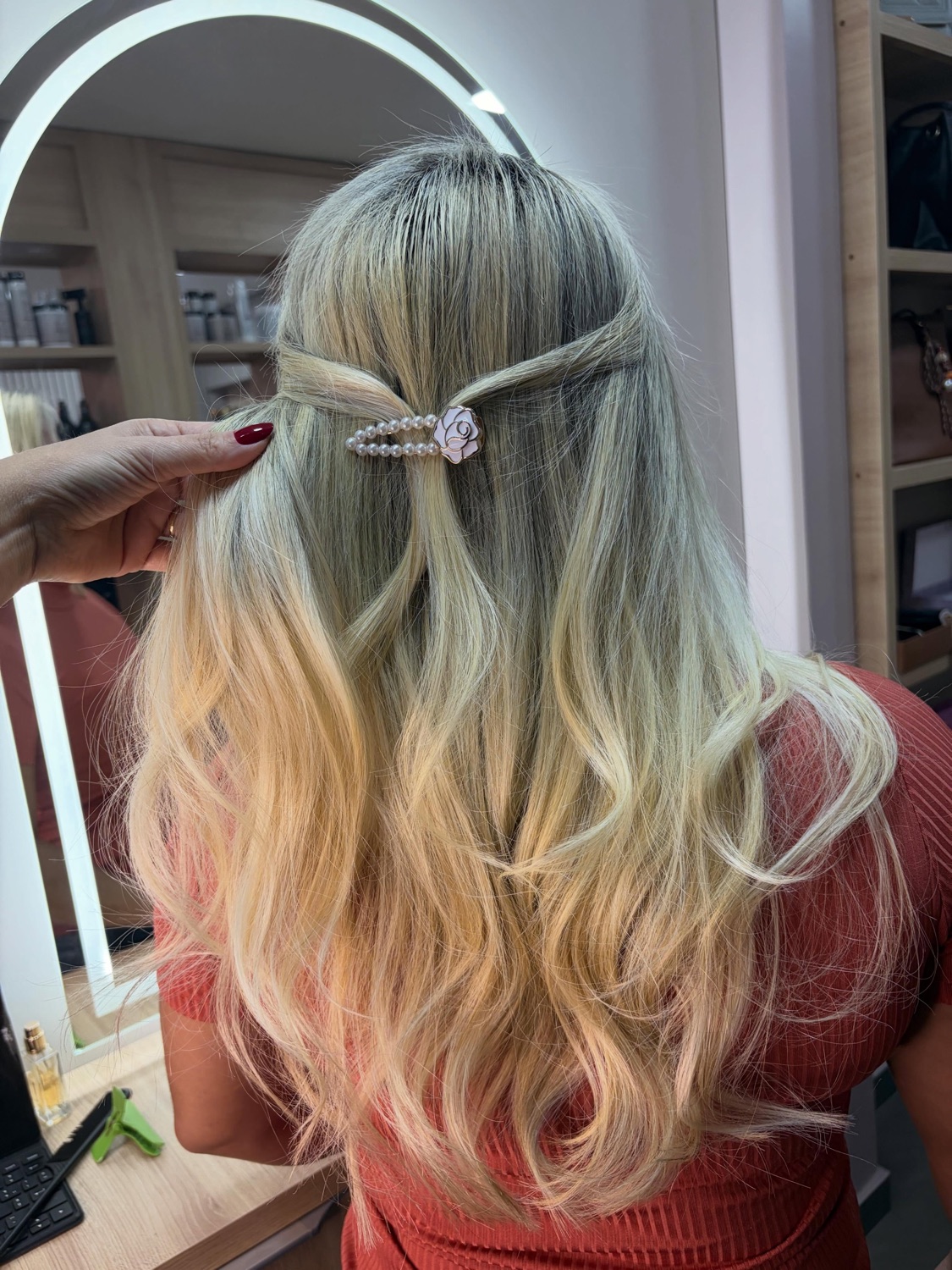 Loiro com penteado e acabamento