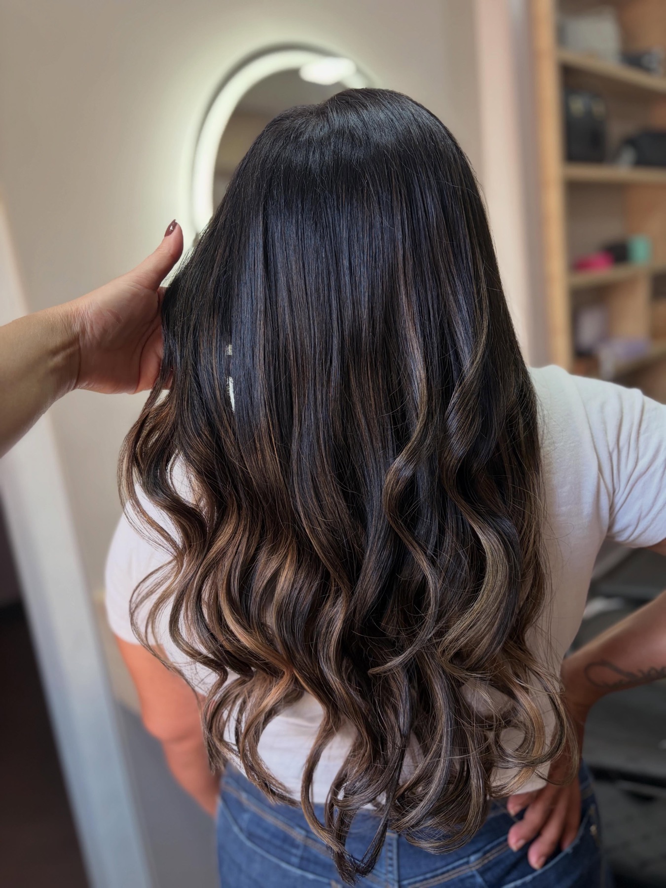 Cabelo com morena iluminada e balaiagem finalizado no Studio Jana Rocha
