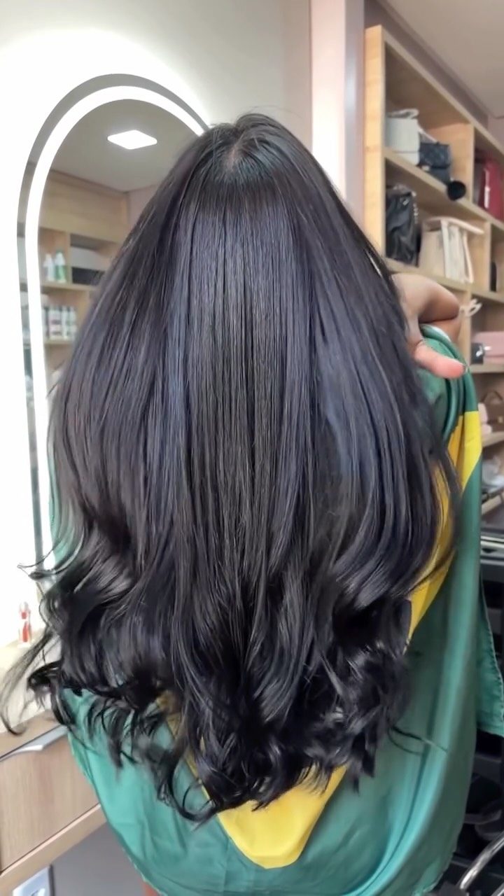 Cabelo escuro com ondas feito no studio
