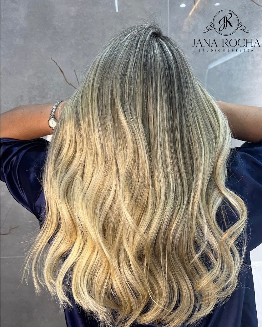 Loiro iluminado feito no Studio Jana Rocha
