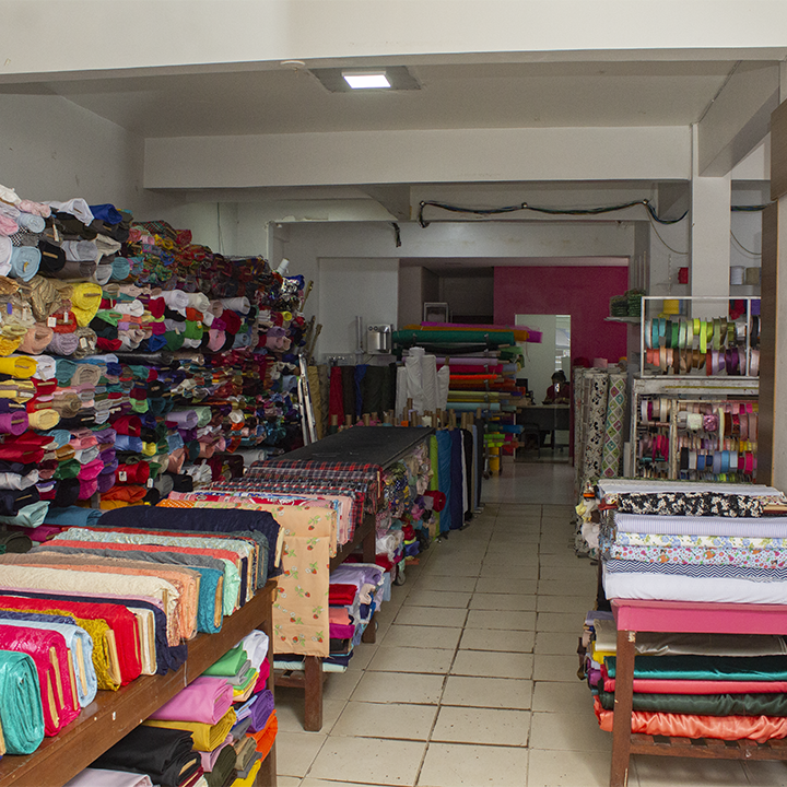 Interior amplo e colorido da loja com tecidos e prateleiras
