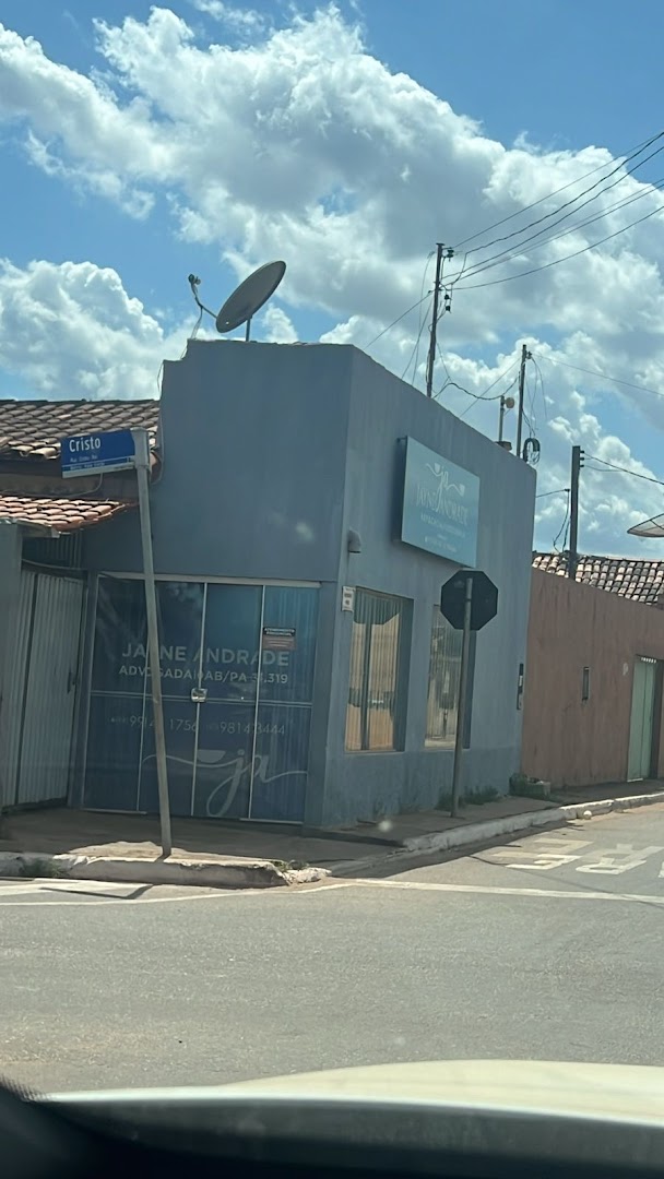 Fachada azul do escritório vista da esquina, durante o dia