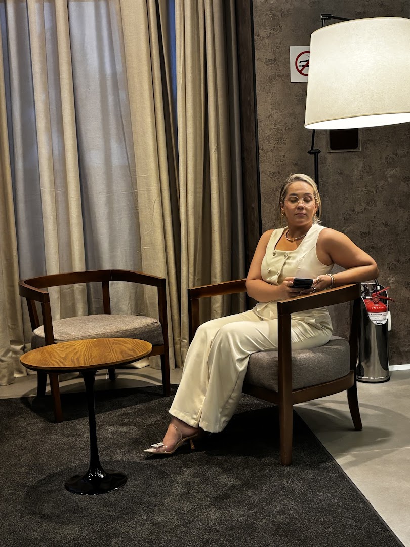 A advogada Jayne Andrade sentada em ambiente sóbrio