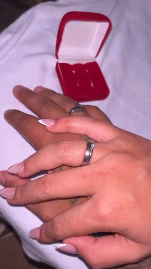 Par de alianças de namoro nos dedos do casal