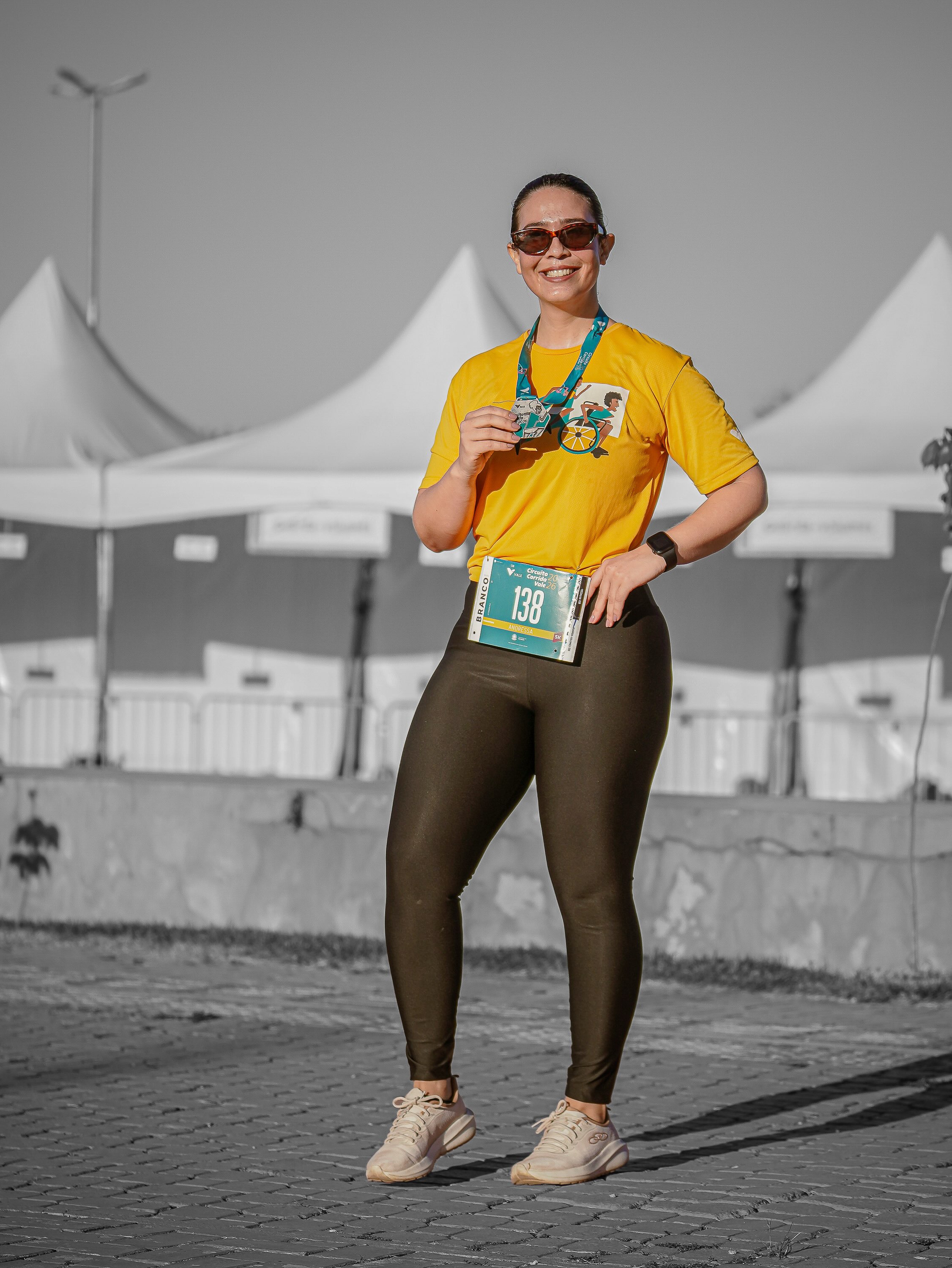 Kássia em uma corrida de rua durante o dia