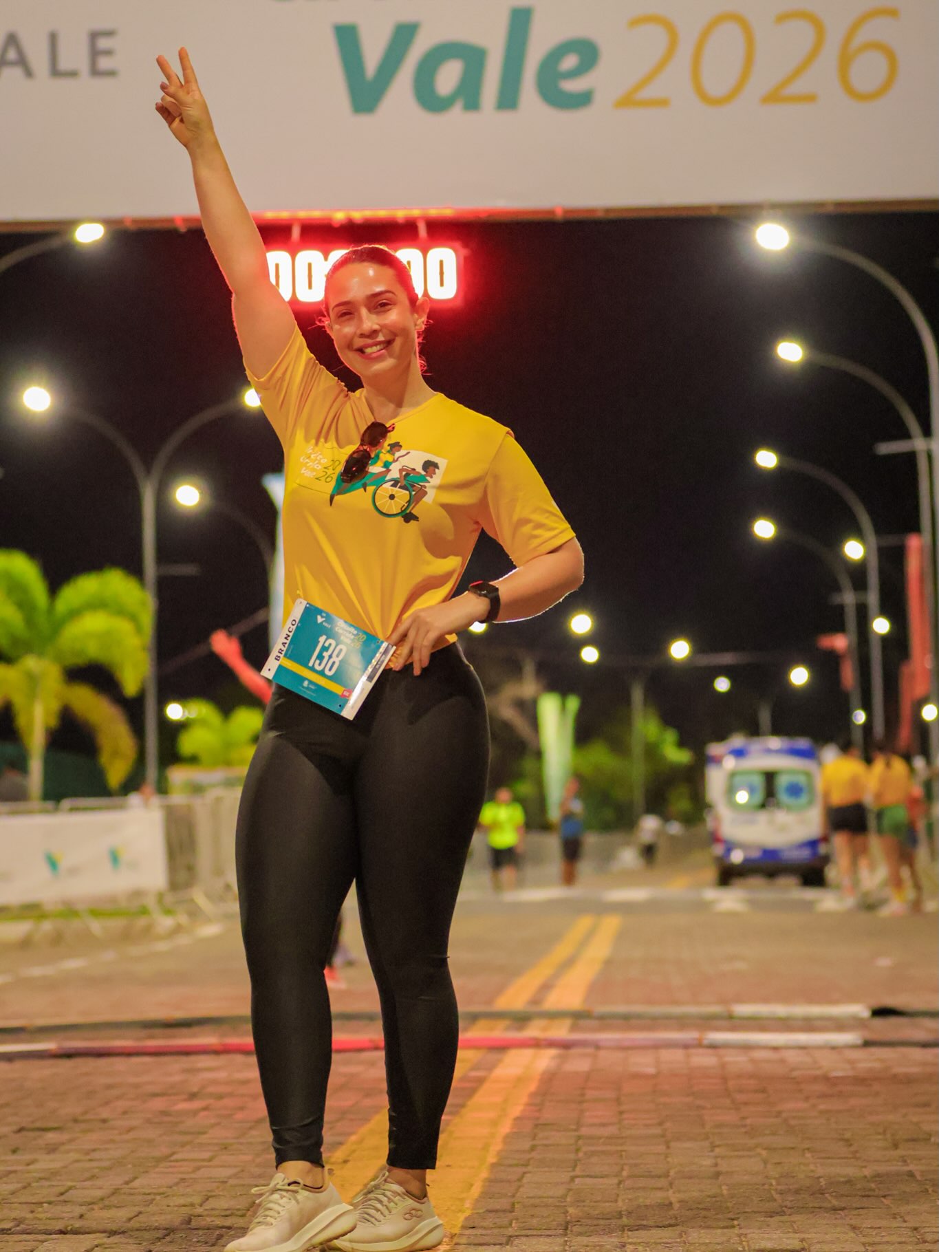 Kássia em uma corrida de rua à noite