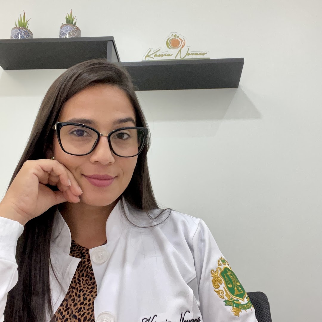 Kássia Novaes de jaleco no consultório em Parauapebas
