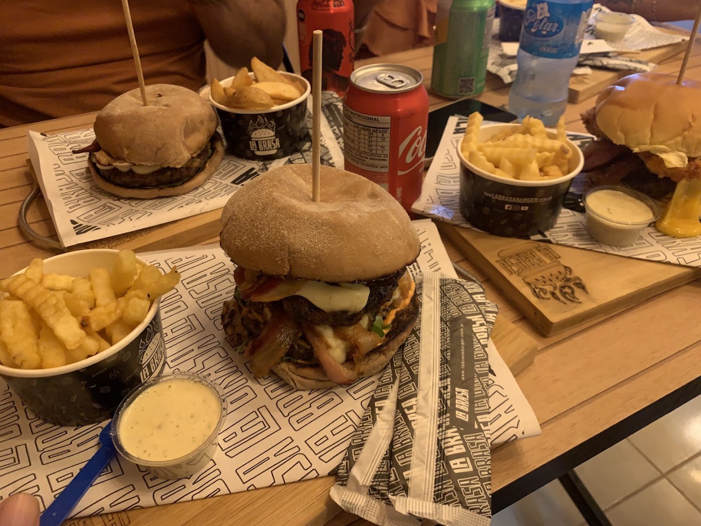 Combo de burgers e fritas