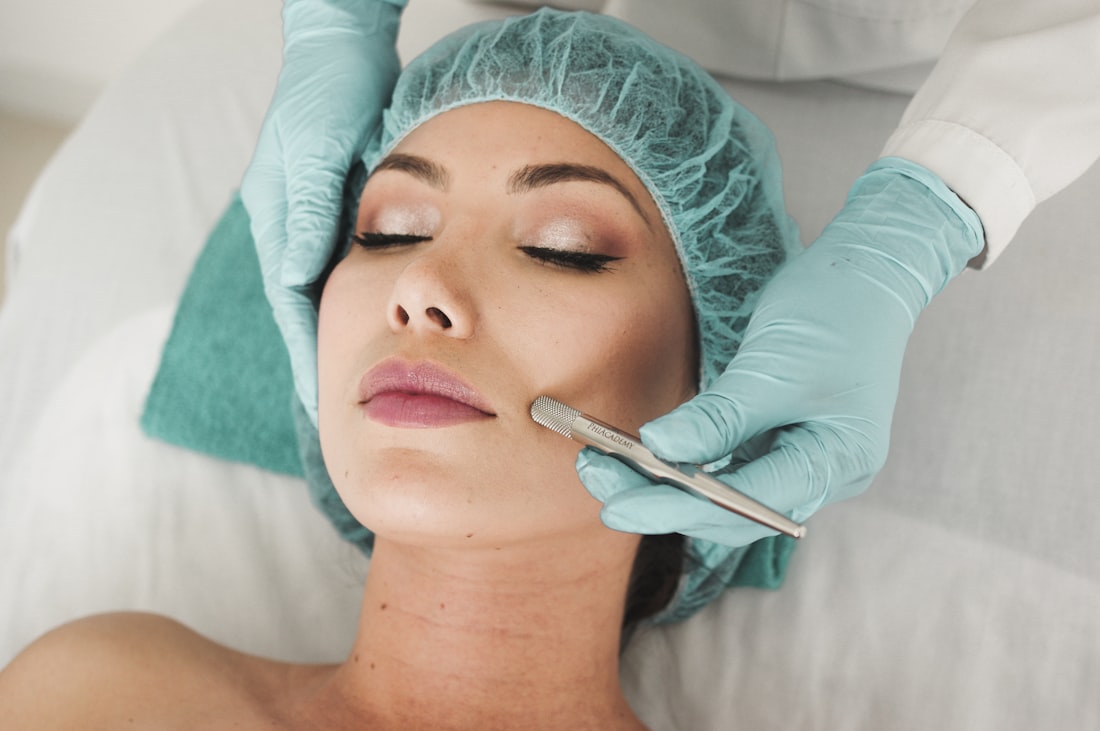 Procedimento facial em andamento