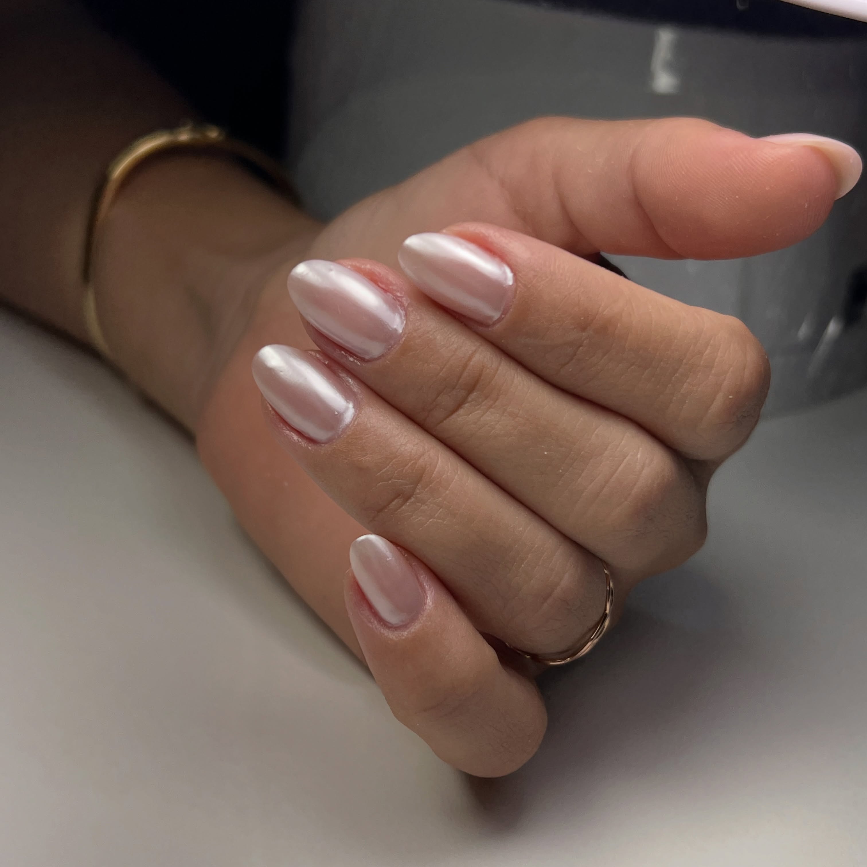 Unhas curtas com brilho pérola e acabamento clean
