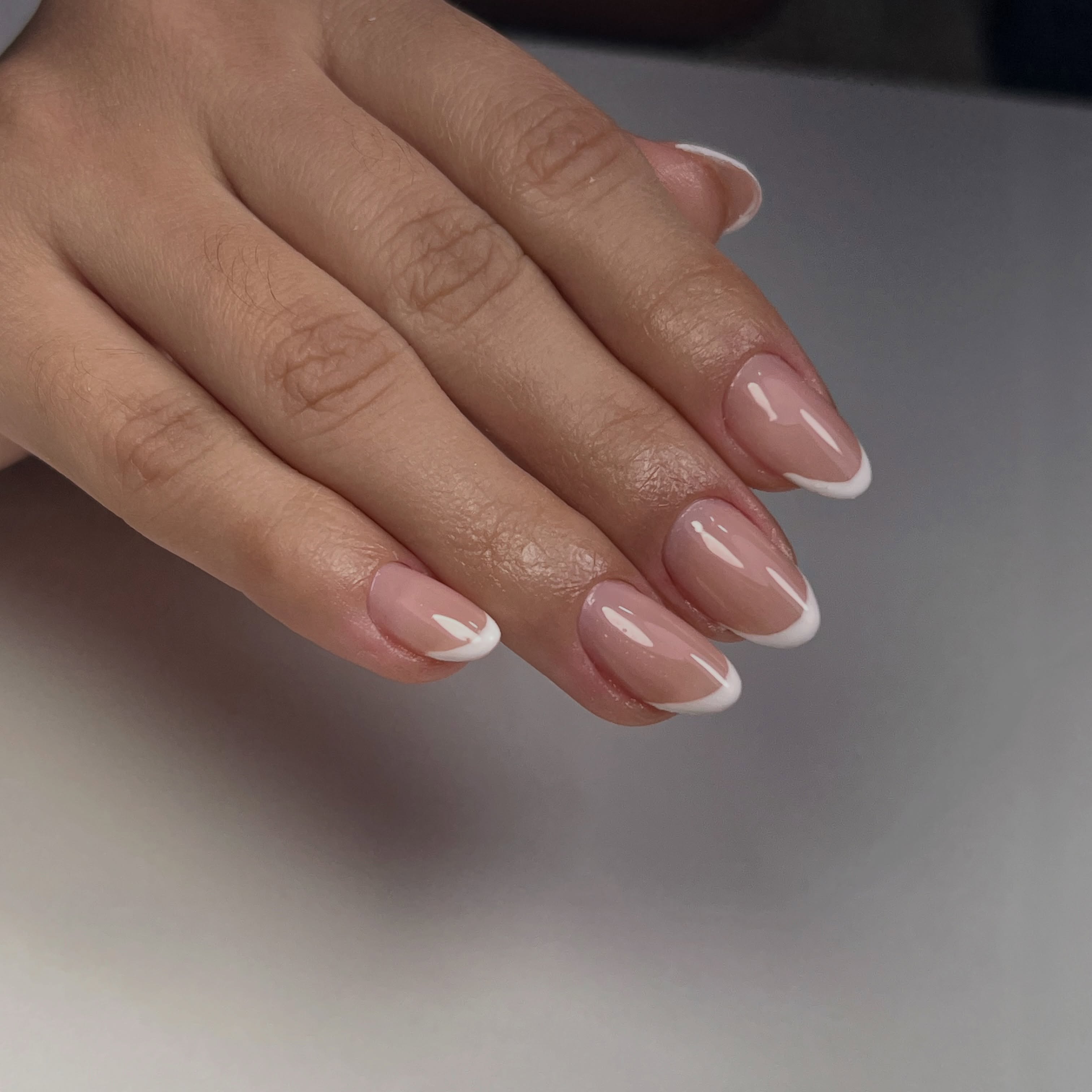 Francesinha clássica em unhas amendoadas naturais
