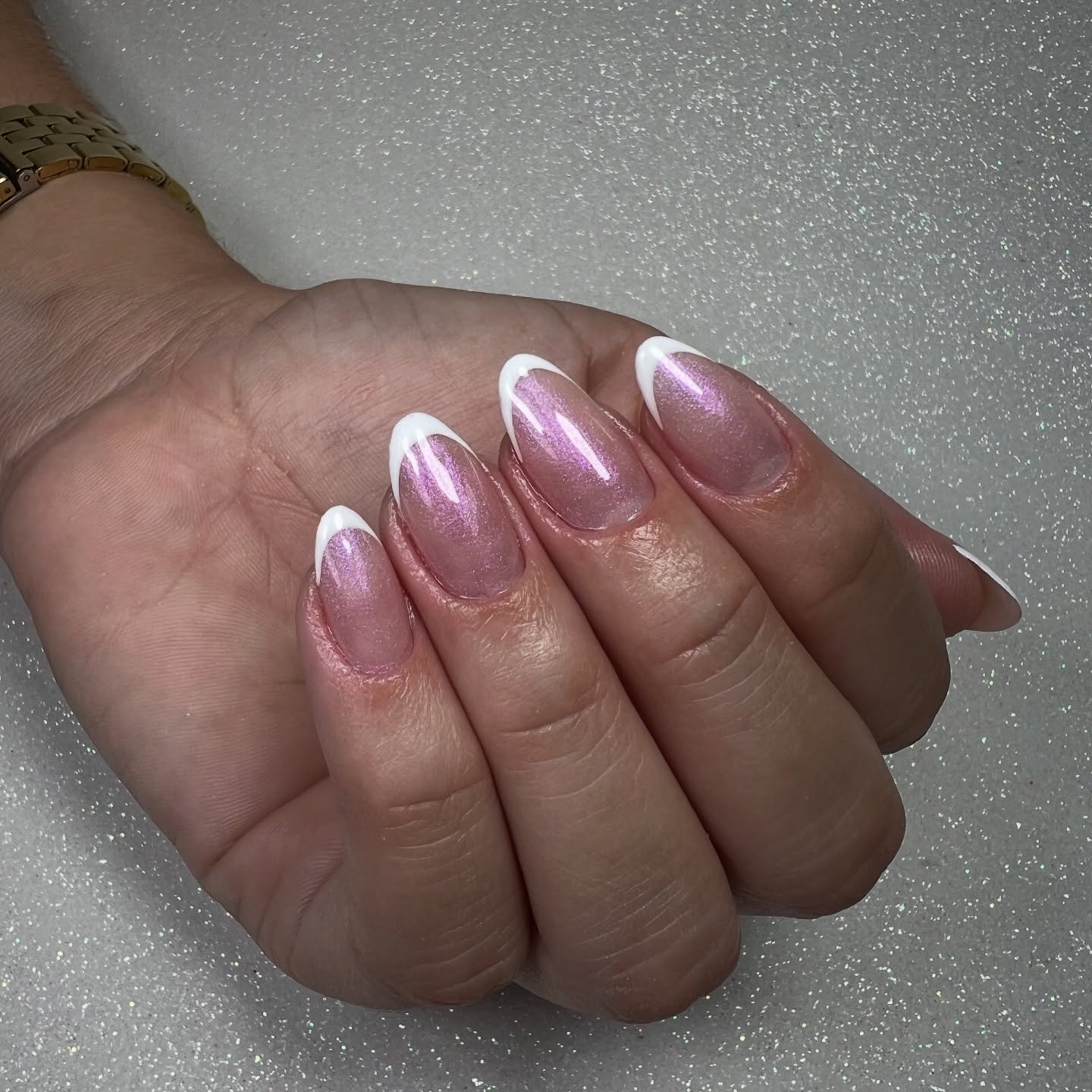 Unhas em gel com efeito glazed rosé e francesinha delicada, feitas pela Lene Lima