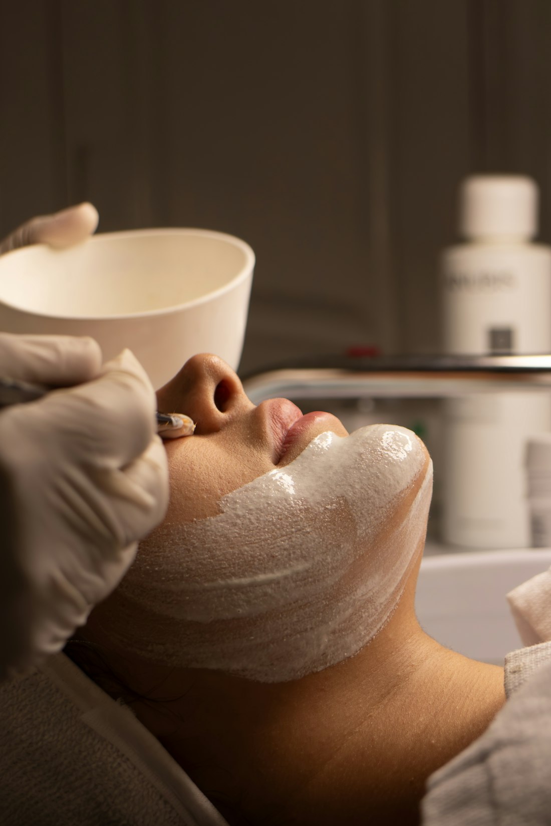 Atendimento estético facial com cuidado e delicadeza no espaço Lô Alves