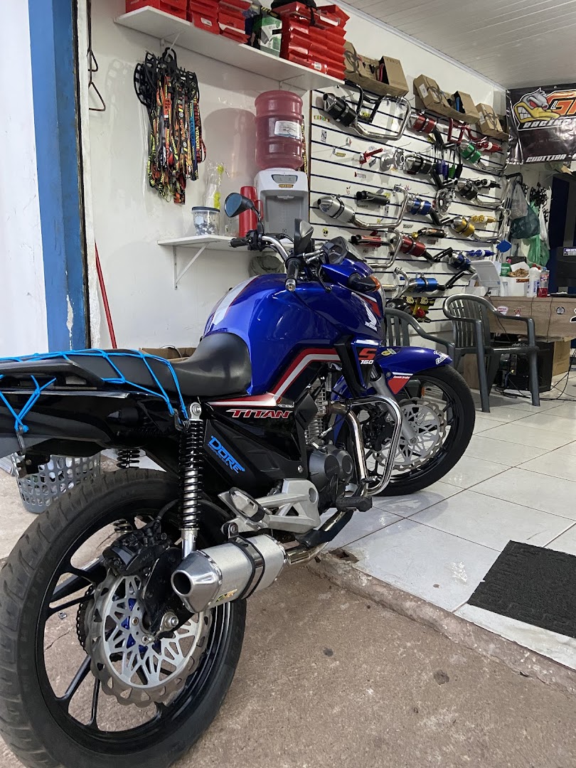 Moto azul na entrada da loja