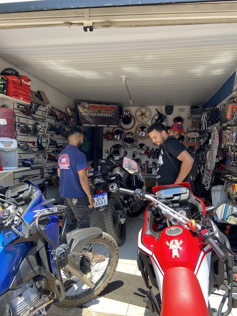Clientes escolhendo peças dentro da Luan Motos