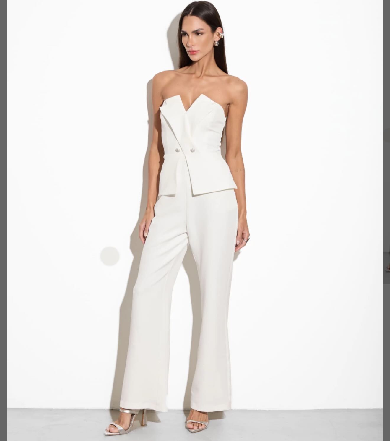 Conjunto off-white com corpete tomara que caia e calça pantalona