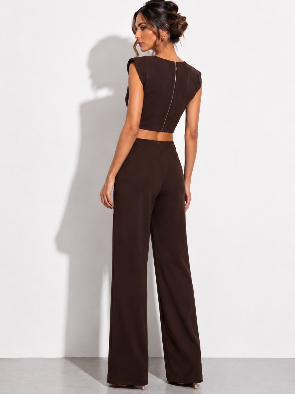 Conjunto marrom de cropped e calça pantalona, vista de costas