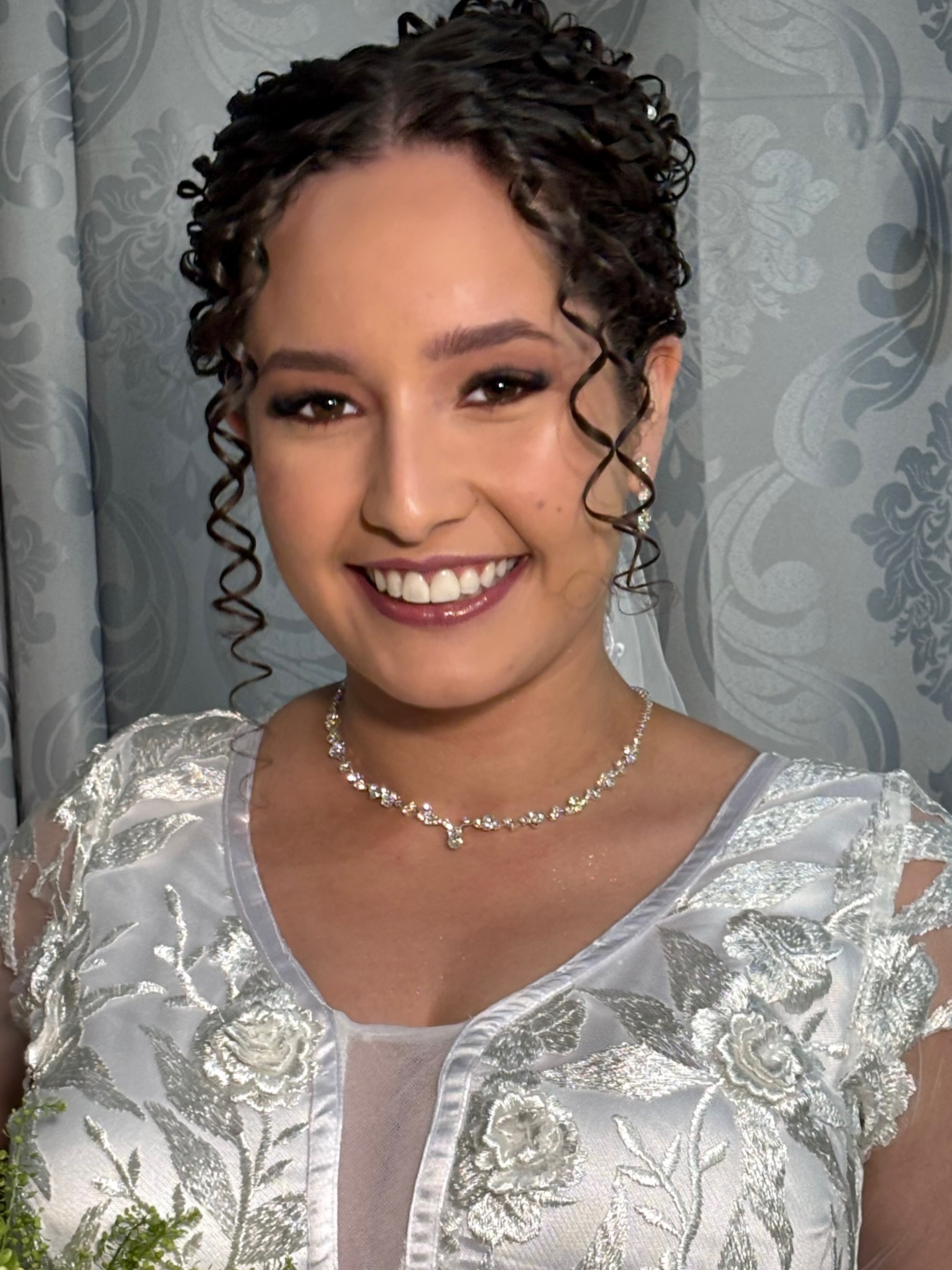 Noiva com maquiagem e penteado, sorriso natural