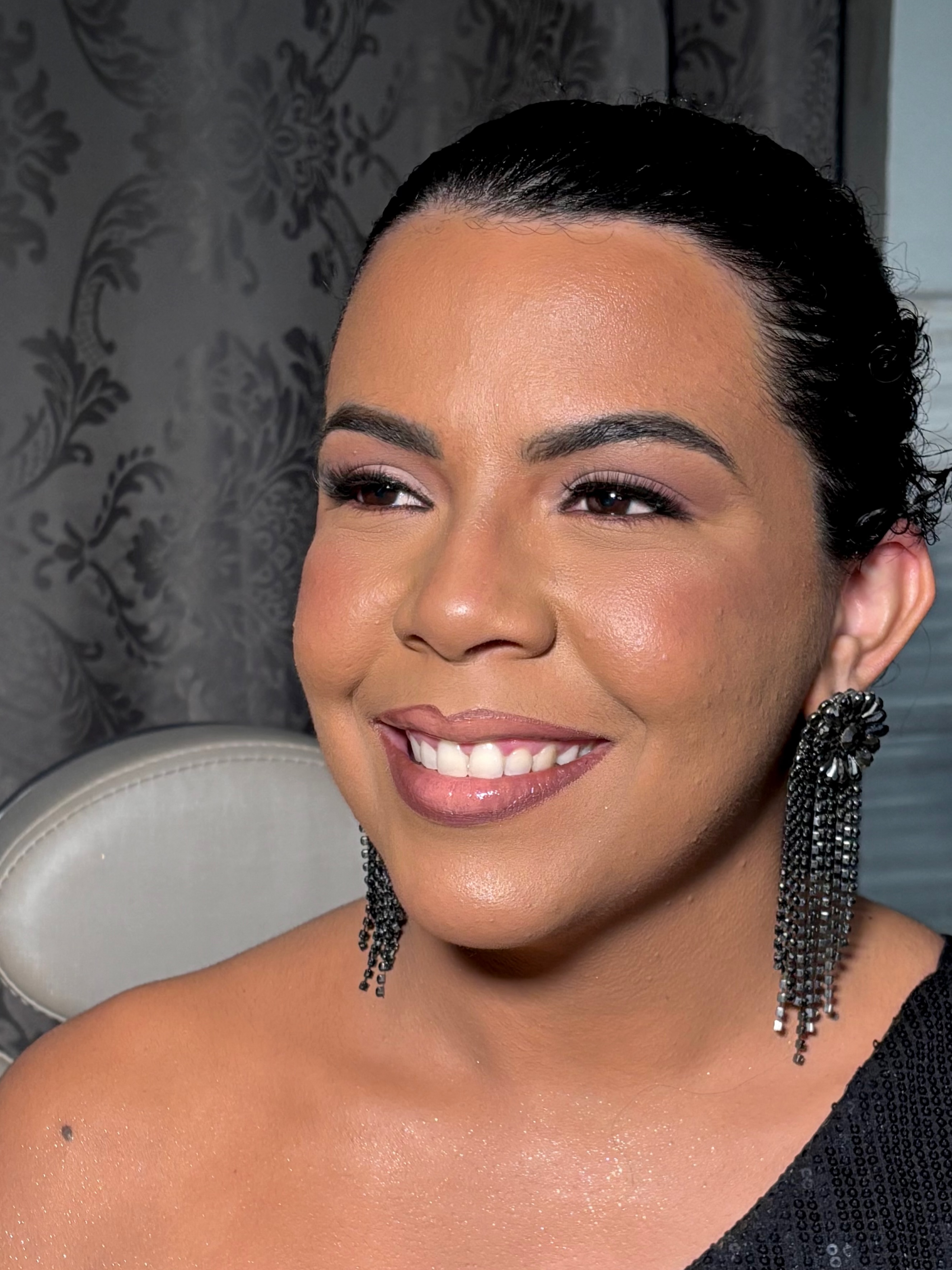 Cliente com maquiagem social glam
